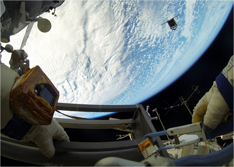 Illustration for article titled Asà despliega un astronauta un nanosatélite en el espacio